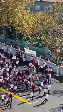 İlkokul öğrencileri 'Martılar' ile coştu, Edis 'adres verin' dedi