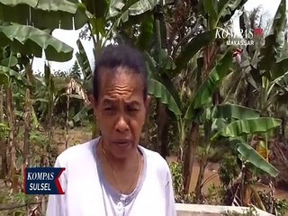 Siswa Nekat Melalui Jembatan Rusak Untuk Ke Sekolah