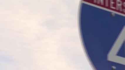 Hallan pareja muerta en una vía con sus tres hijos vivos en el auto