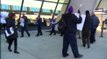 Trabajadores de aeropuertos locales protestan por un salario digno