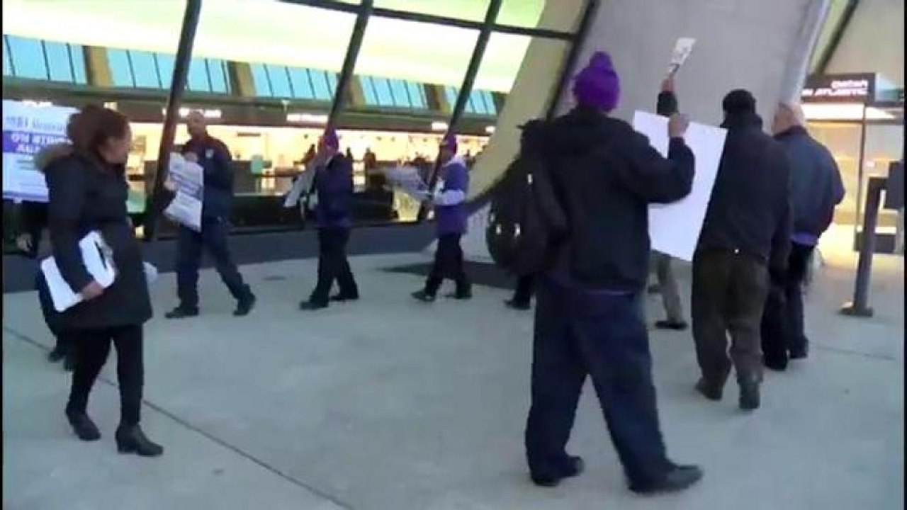Trabajadores de aeropuertos locales protestan por un salario digno
