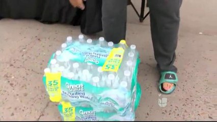 Laredenses recaudan agua para los residentes de Corpus Christi