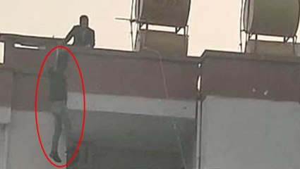 Çatıya çıkıp kendini aşağı attı, polisin refleksi sayesinde böyle kurtuldu