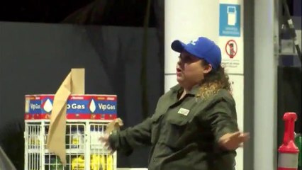 Decenas cruzan a San Diego por desabasto de gasolina en Tijuana