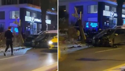 Otomobil, kaldırımdaki ağacı kağıt gibi ortadan ikiye böldü