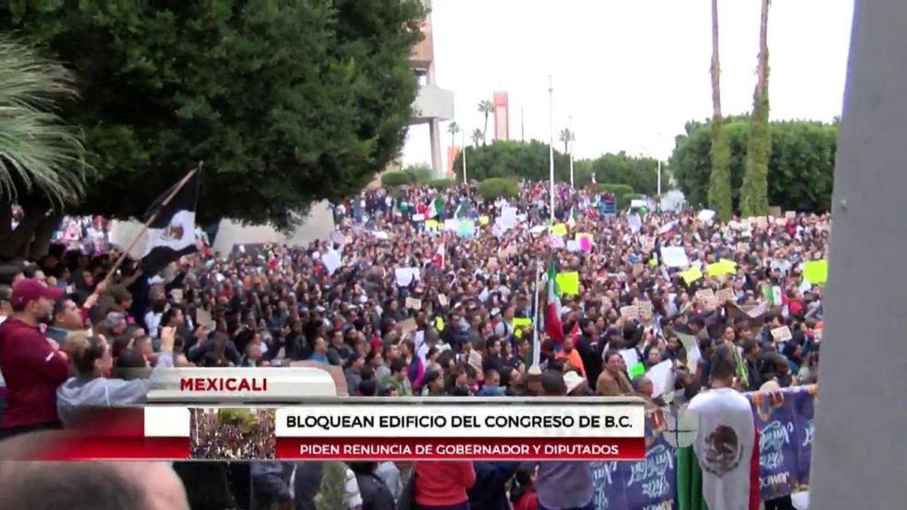 Bloquean edificio del congreso de Baja California