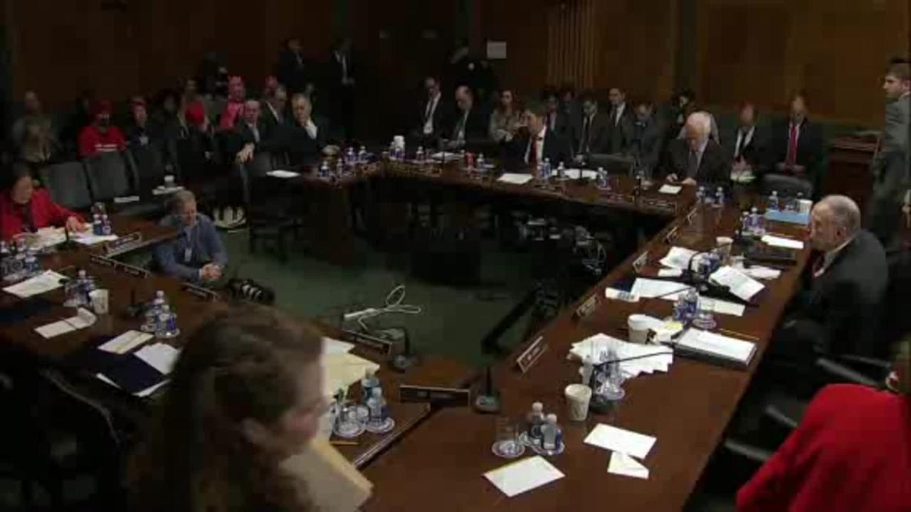 Demócratas retrasan voto por Sessions