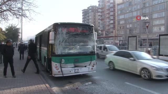 Halk otobüsü, durakta bekleyen otobüse çarptı: 13 yaralı