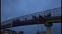 Inmigrantes cuelgan pancarta en East Boston.avi