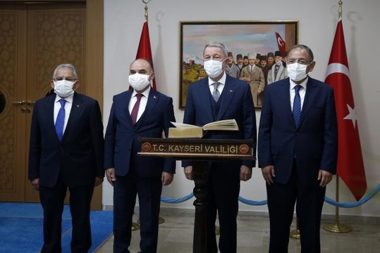 Son dakika: Milli Savunma Bakanı Akar, Kayseri Valiliğini ziyaret etti