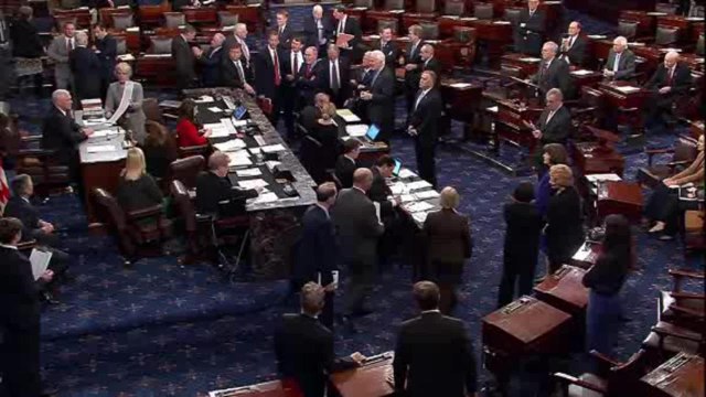 Pence rompe el empate para confirmar a DeVos