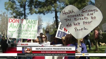 Cientos protestan frente a oficina de Darrel Issa a favor de Obamacare
