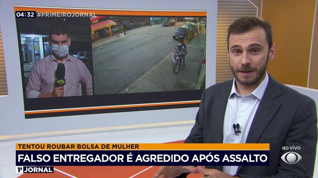 Um falso entregador foi agredido após tentar assaltar uma mulher na região central de São Paulo. O bandido chegou a tirar a bolsa da vítima, mas foi surpreendido por outros homens que o derrubaram da moto.