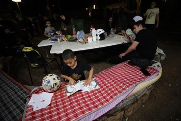 Tel Aviv Belediyesi'nin evlerinden çıkardığı Filistinlilerin bir parkta çadırlarda bekleyişi sürüyor