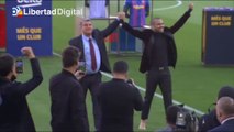 Alves hace enloquecer a la afición culé en su presentación en el Camp Nou