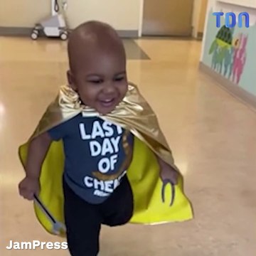 Un petit garcon en super-héros va fêter la fin de sa chimio