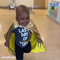 Un petit garcon en super-héros va fêter la fin de sa chimio