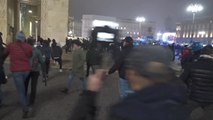 Corteo contro il green pass a Milano, tensione con la polizia