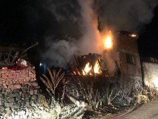 Otluk yangını gecekonduya sıçradı; 1 kişi dumandan zehirlendi