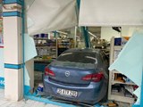 Park halindeki otomobil markete daldı