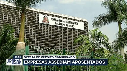 Download Video: Aposentados e pensionistas são bombardeados, todos os dias, com ofertas de crédito consignado. Alguns estados já proíbem esse abuso. O mais recente a aprovar uma lei foi São Paulo.