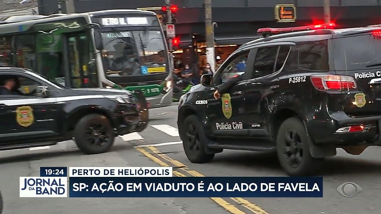 Polícias fazem operação depois de arrastão perto de Heliópolis, uma das maiores favelas do Brasil.