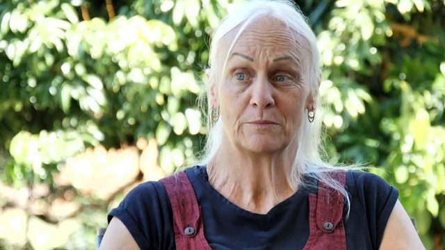 War medal prompts Qld sisters to unravel father's past