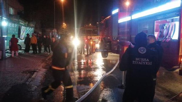 İnegöl'de 4 katlı apartmanın çatı katında çıkan yangın korkuttu