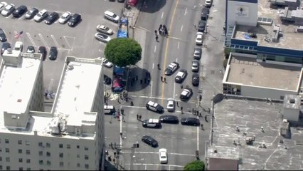 Balean a sospechoso de múltiples apuñalamientos en Los Ángeles