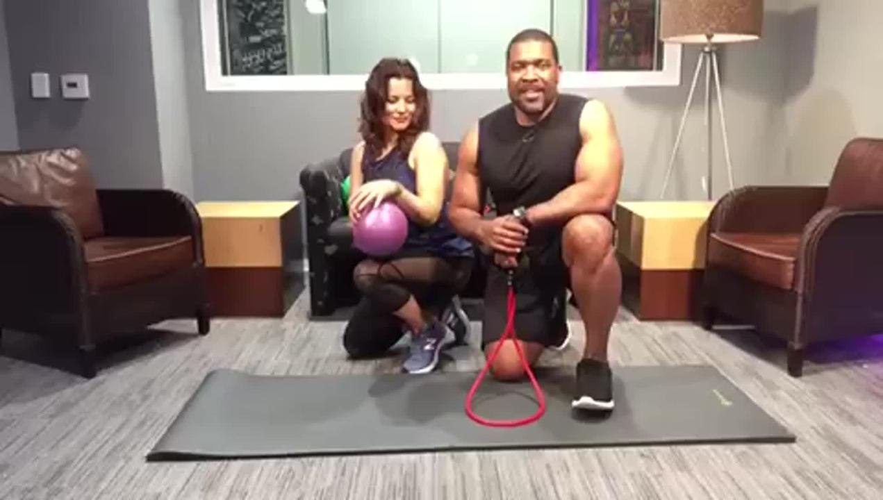 Abdominales con bandas elásticas y una pelota