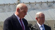 Sessions y Kelly visitan la frontera de San Diego