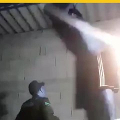 Policías de Colombia evitan que joven se suicide