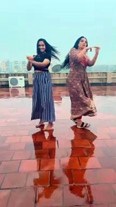 கொட்டும் மழையில் ஆட்டம் போட்ட பாண்டியன் ஸ்டோர் முல்லை, தனம்..வைரலாக்கும் ரசிகர்கள்