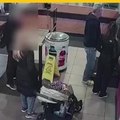 Hombre intenta robar a bebé mientras padres compraban donas