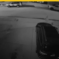 Prenden fuego a vehículo y casa mientras los dueños dormían