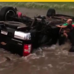 Increíble rescate de un bebé en medio de las inundaciones en Texas.mp4
