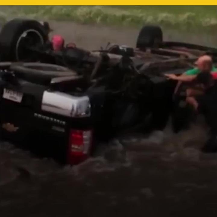 Rescate de un bebé en medio de las inundaciones en Texas.mp4
