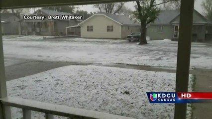 Lluvia y granizo inundan calles en Hays