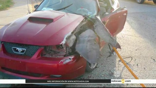Autobús escolar con estudiantes a bordo choca contra un vehículo