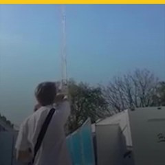 Adolescente queda colgando en un juego de feria en París