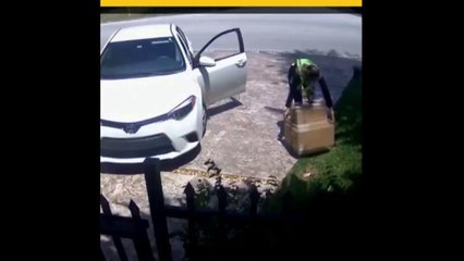 Entregador de Amazon no espera al cliente y le lanza los paquetes