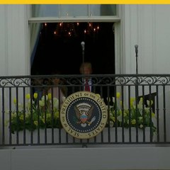 El 'codazo' viral de Melania a Donald Trump