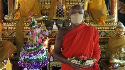 อ่างทอง วัดคลองห้วยโพธิ์จัดงานลอยกระทงในวิหารหนึ่งเดียวในจังหวัด