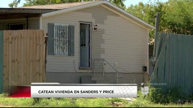 Agentes policiales catean vivienda en las calles Sanders y Price