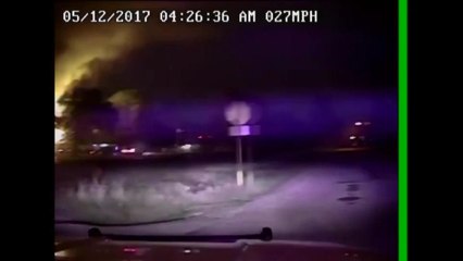 Policías tratan sin éxito de salvar a niños en incendio