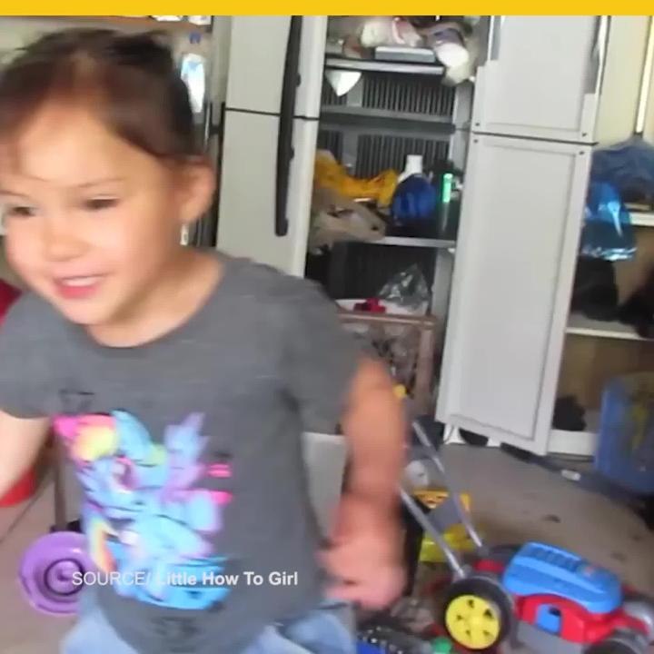 Niña explica cómo hacer un cambio de aceite