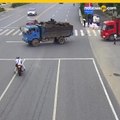 Motociclista sobrevive dramática explosión en China