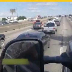 Joven camina en medio de autopista mientras habla por teléfono