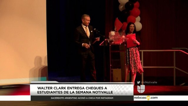 En Palm Springs estudiantes reciben cheques por parte de un abogado