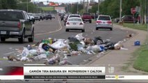Camión de basura tira desperdicios en plena vía pública